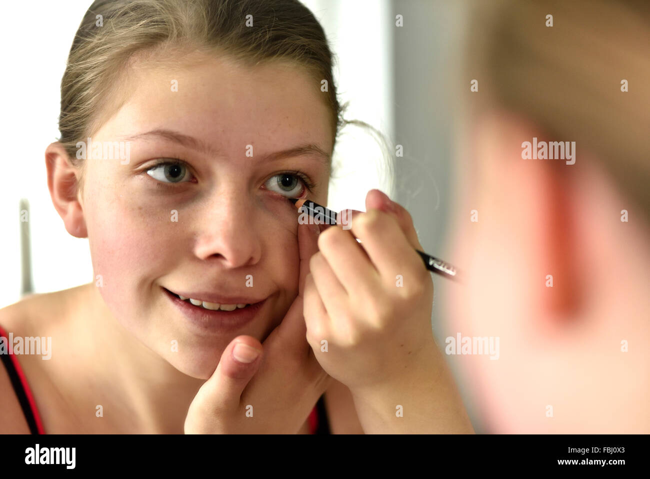 Ragazza, 13 anni, l'applicazione di fare in bagno Foto Stock