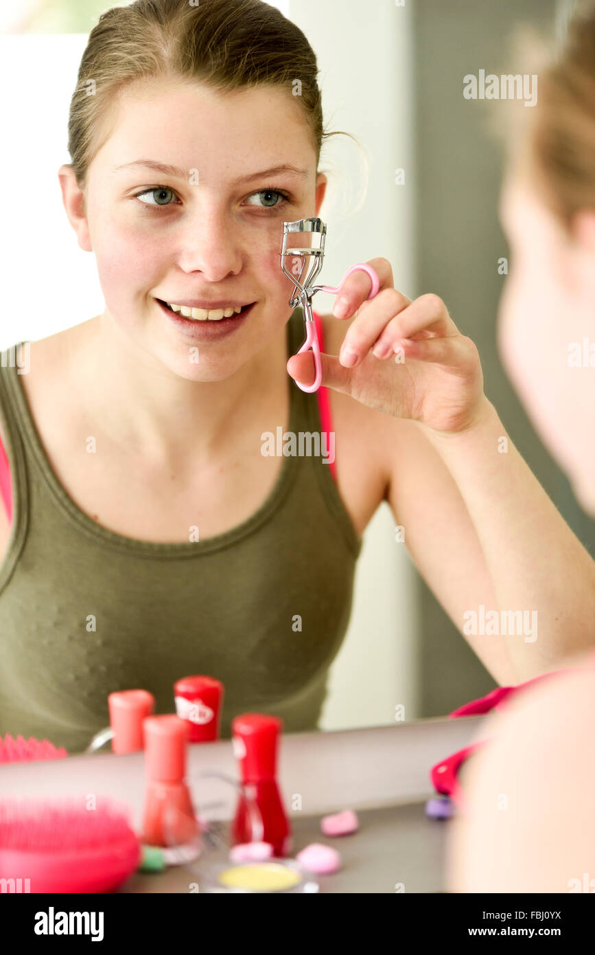 Ragazza, 13 anni, l'applicazione di fare in bagno Foto Stock