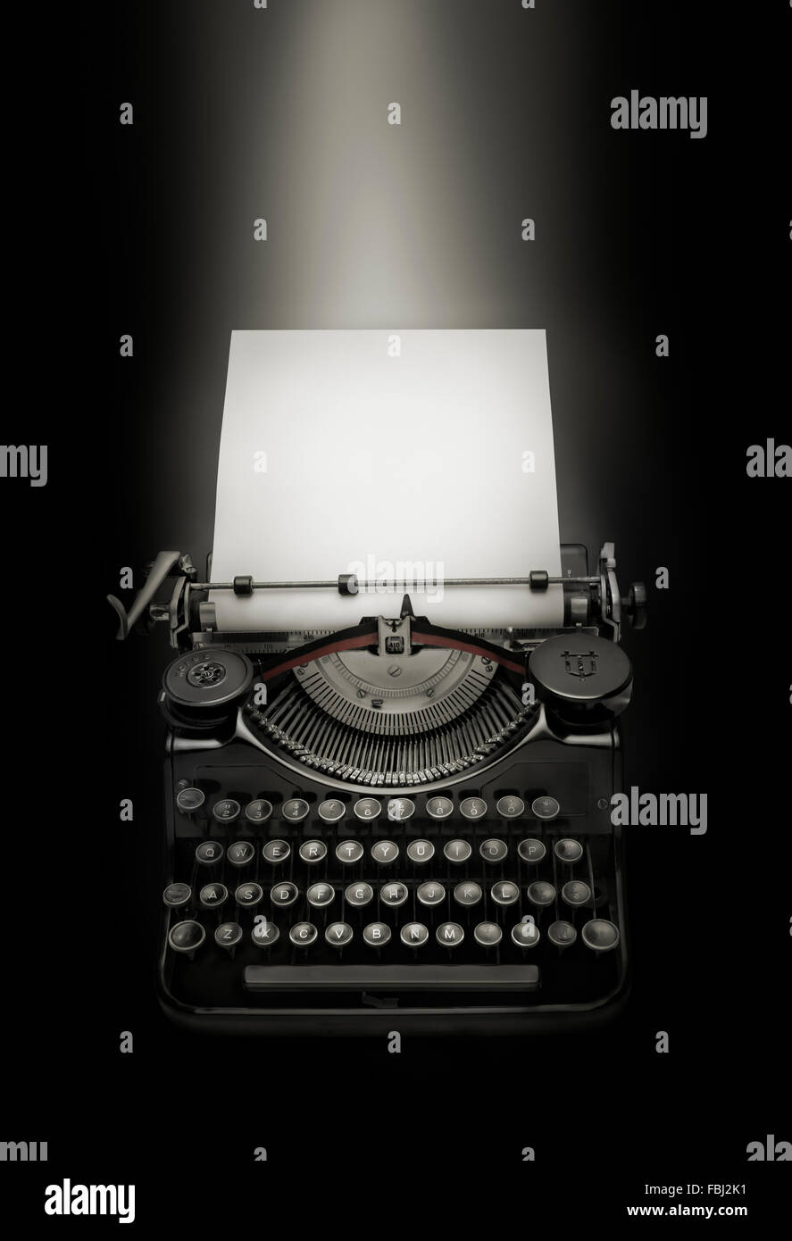 Macchina da scrivere Vintage su sfondo nero. Tasto basso edizione di un antico typewriter integrato su sfondo nero. Foto Stock