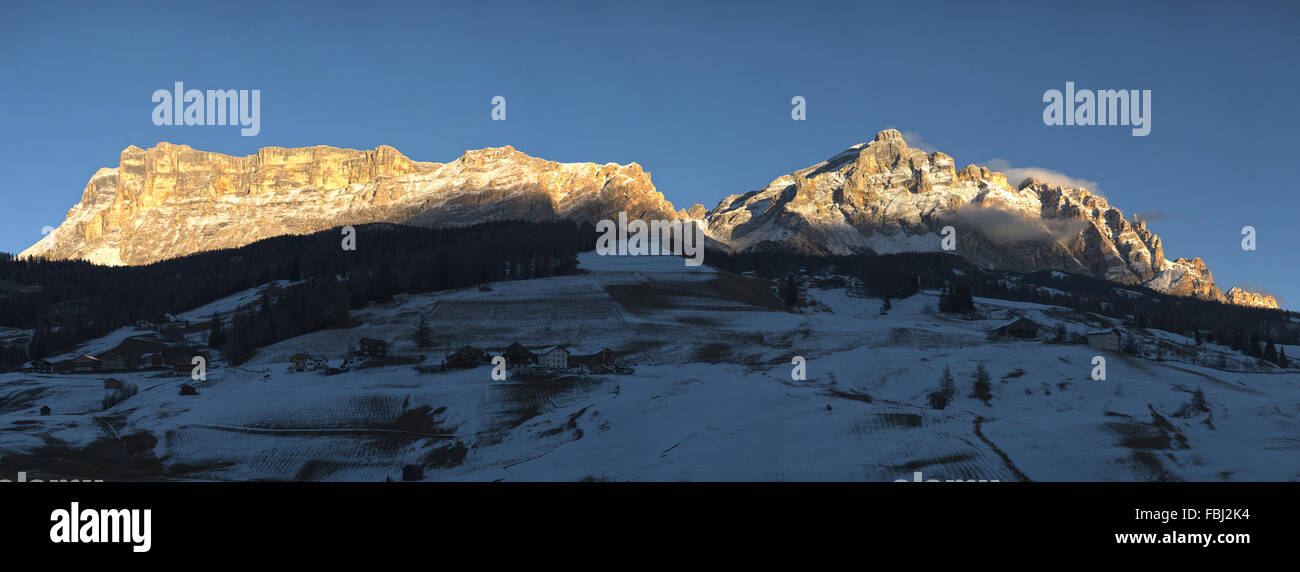 Paesaggio di montagna al tramonto nella stagione invernale visto da La Villa in Alta Badia - Dolomiti, Trentino-Alto Adige, Italia Foto Stock
