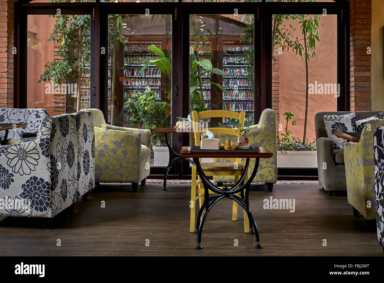 Moderna area lounge interna del Ristorante Boutique con arredi dai colori tenui. Foto Stock