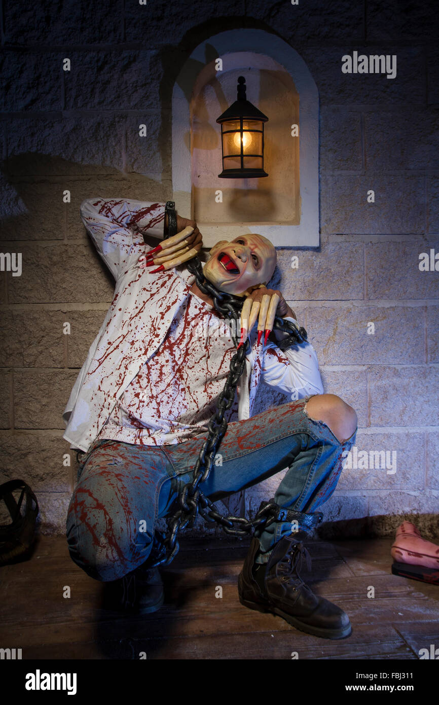Incatenati monster con sanguinosa artiglio, artigli e sanguinosa abbigliamento Foto Stock