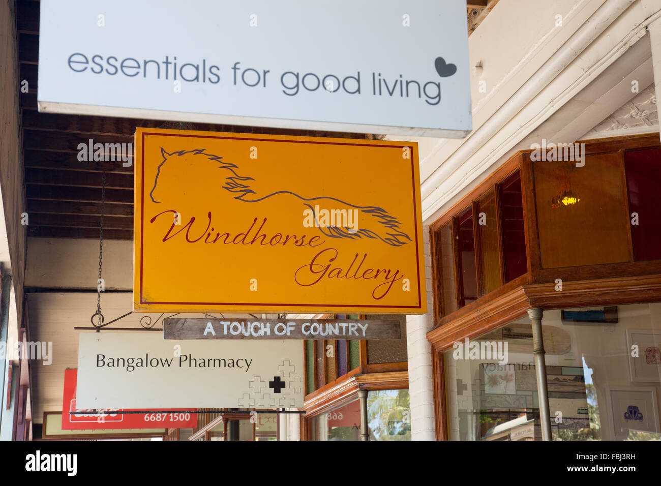 Bangalow, un villaggio nel nord del Nuovo Galles del Sud Australia e la sua high street con art gallery e farmacia Foto Stock