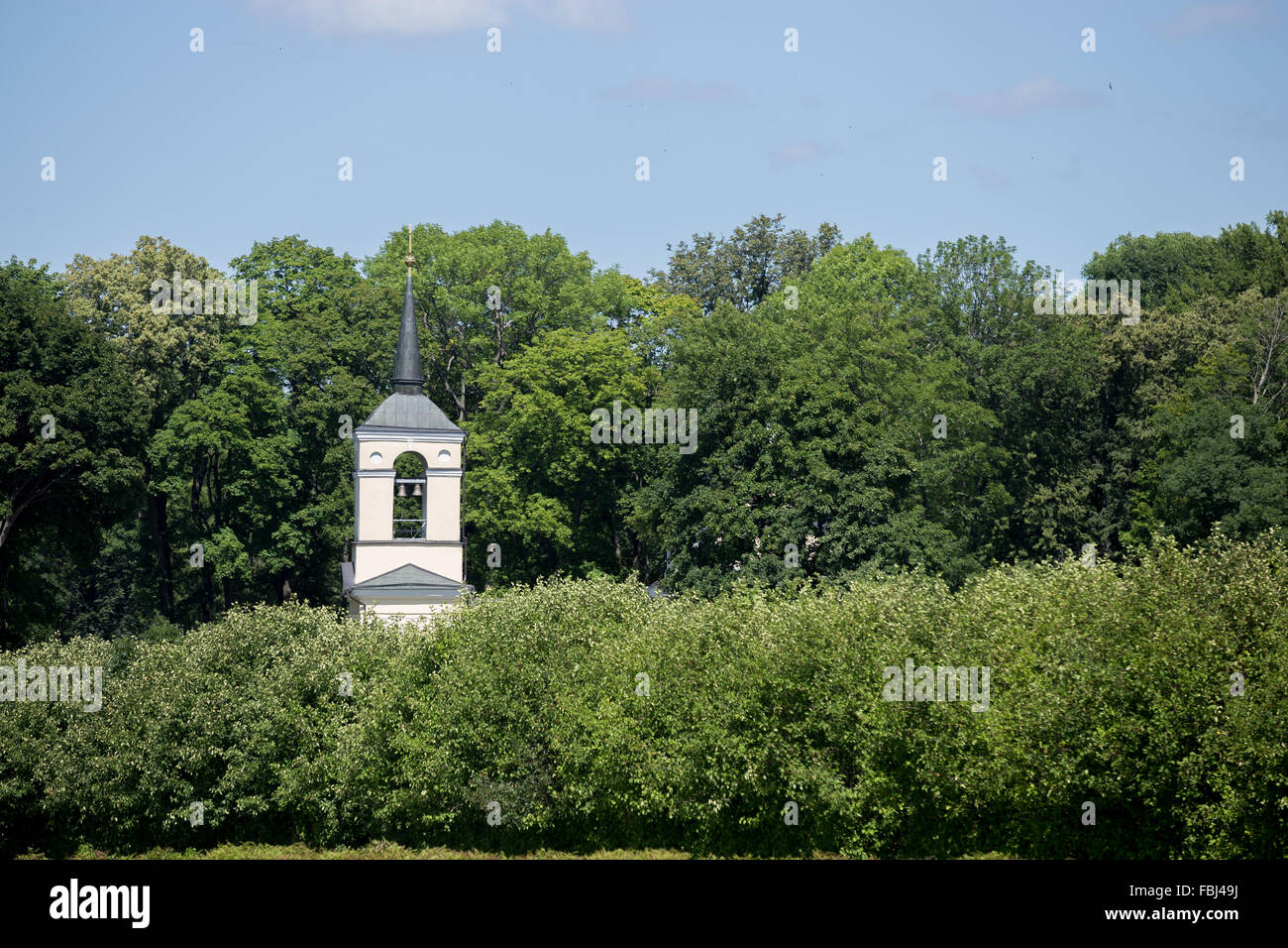 Bella torre campanaria in stile rustico piccola Chiesa Ortodossa in Russia Foto Stock