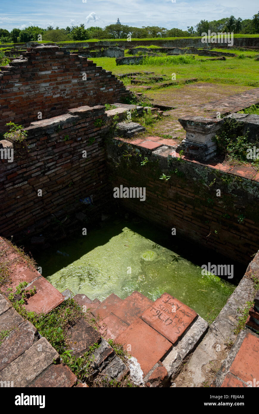 Rovine dell antico sultanato di Banten royal stagno a Surosowan complesso palazzo, Java, Indonesia. Foto Stock