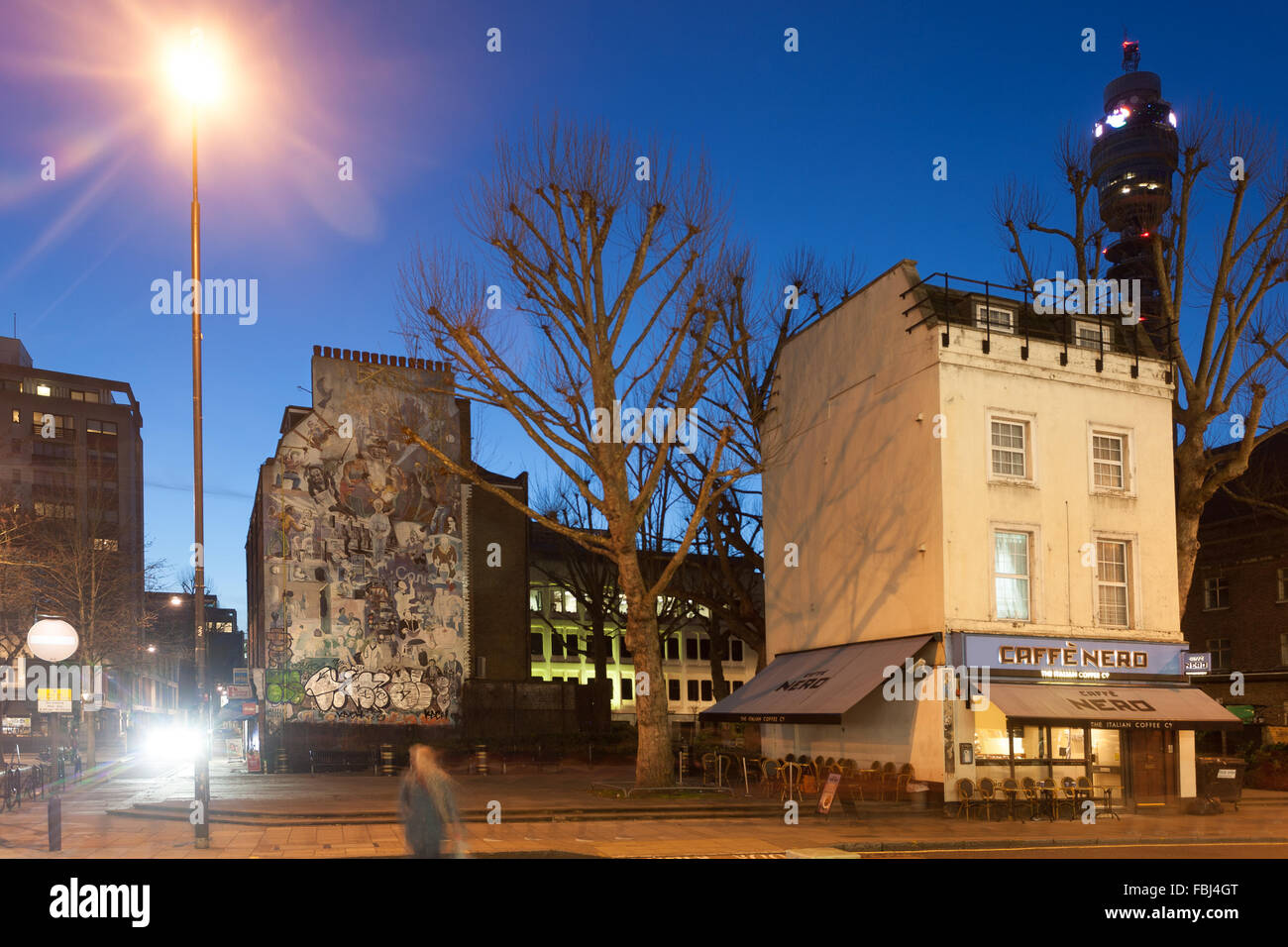 Fitzrovia murale e Cafe Nero, Tottenham Court Road, Londra, Regno Unito Foto Stock