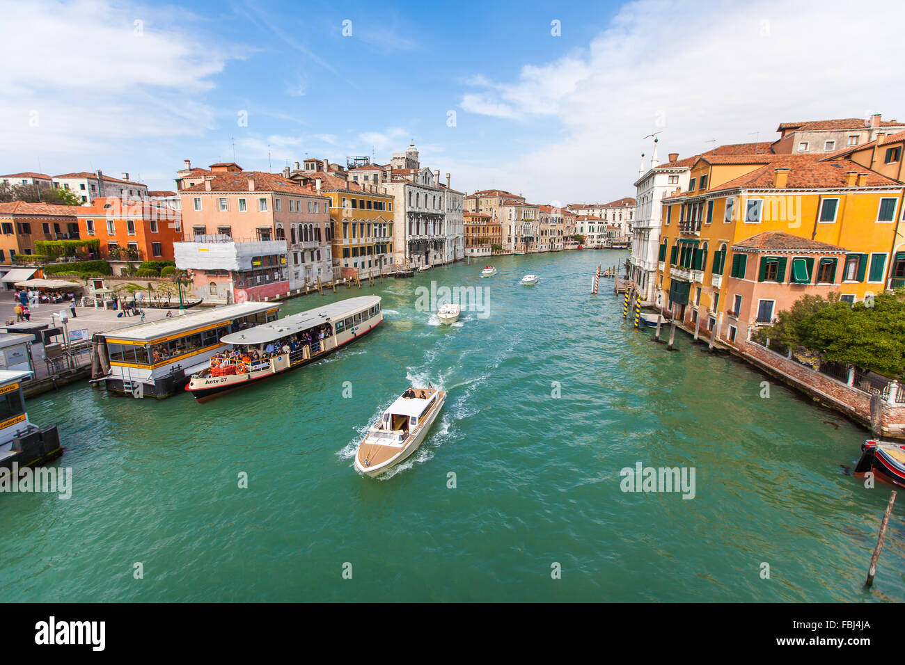 Il turismo e le visite turistiche, acqua autobus e imposte sul Canal Grande a Venezia Foto Stock