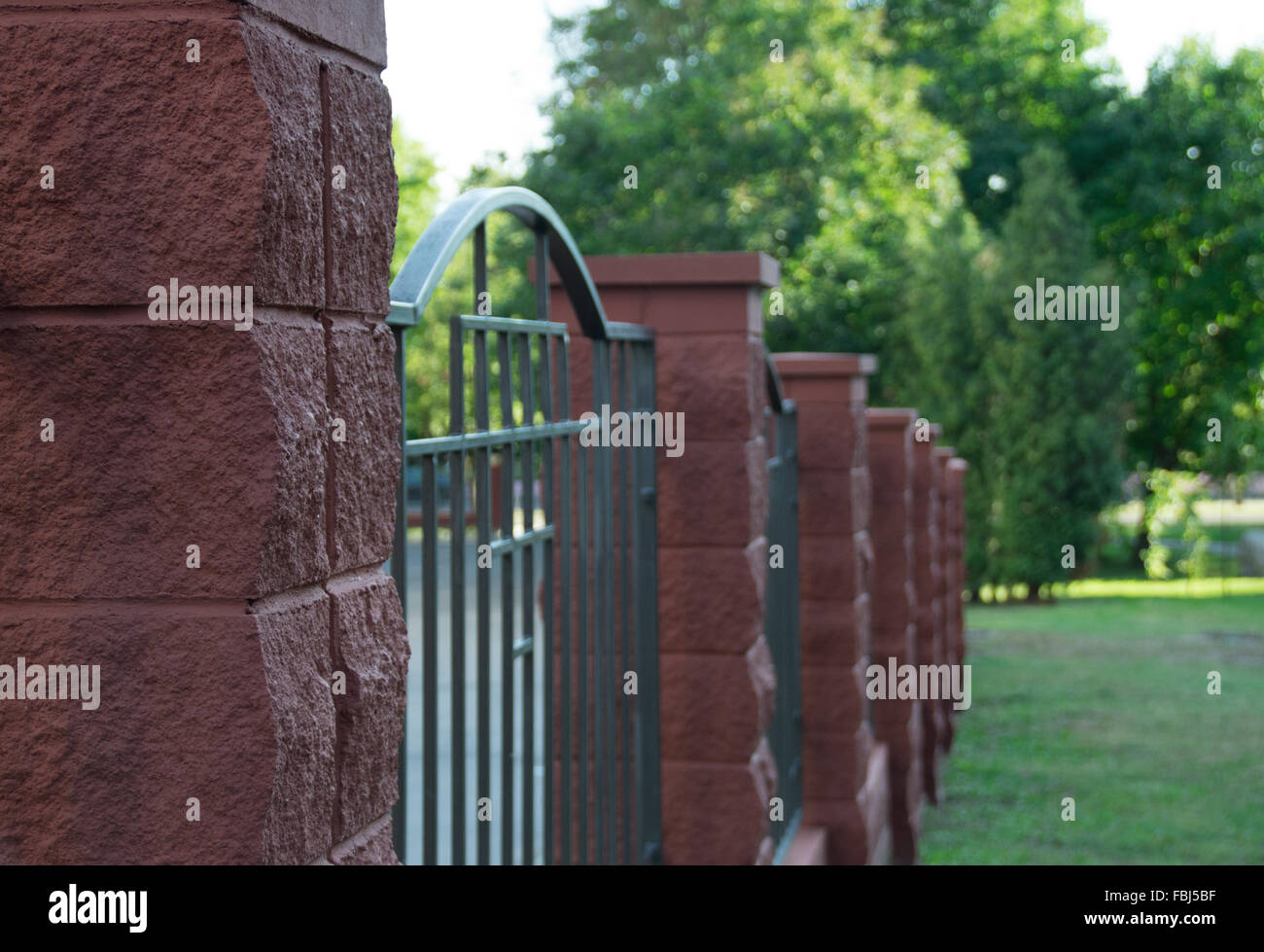 La pietra e la recinzione in ferro. Sharp in primo piano e la sfocatura dello sfondo. Foto Stock