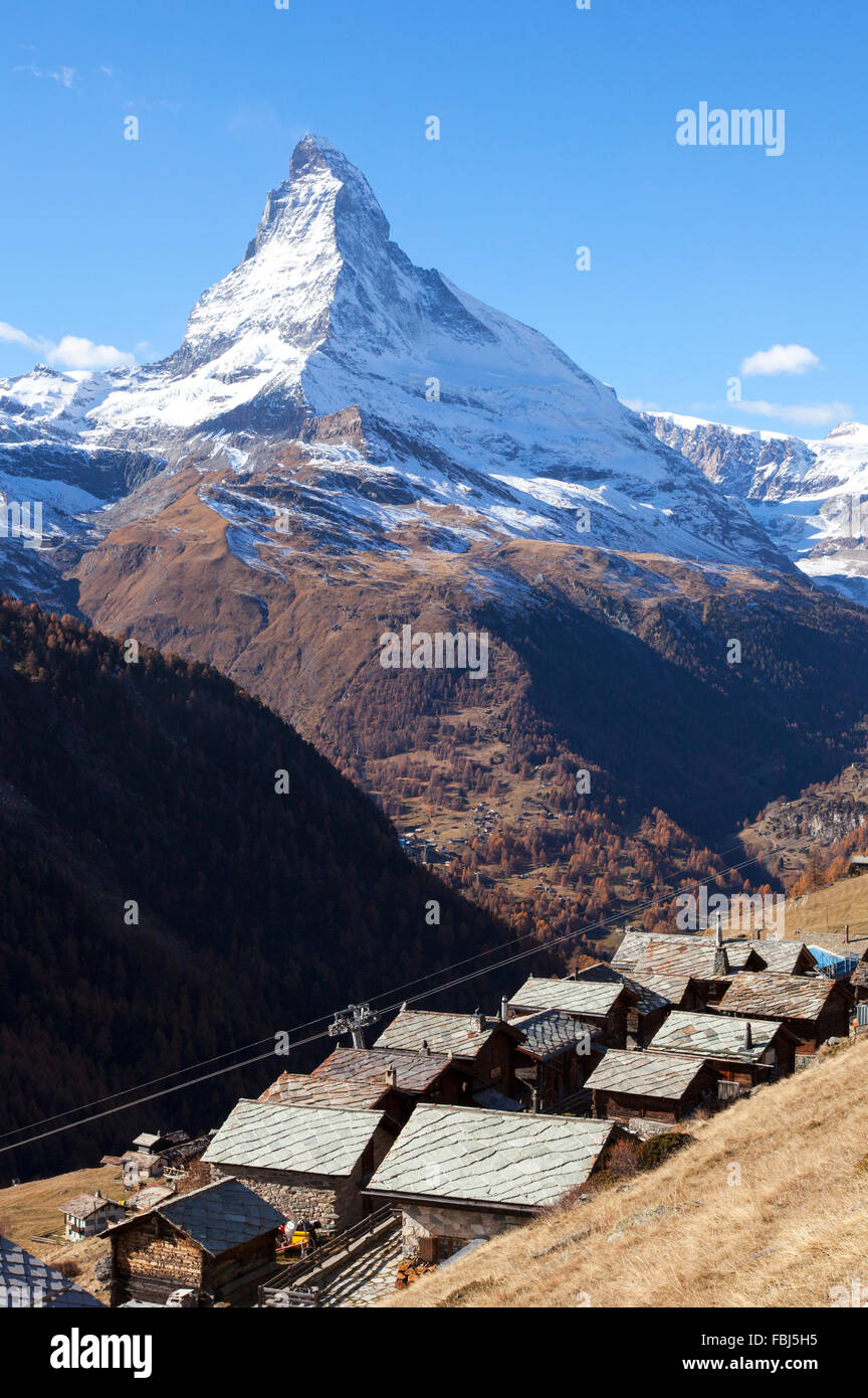 Il Cervino e il piccolo borgo di Findeln al di sopra di Zermatt, Vallese, Svizzera Foto Stock