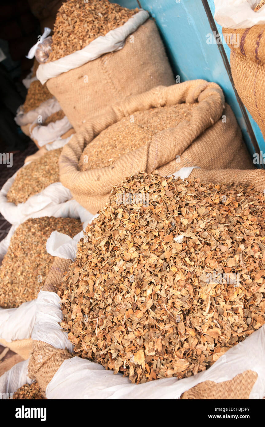 Secchi di foglie di tabacco al mercato indiano Foto Stock