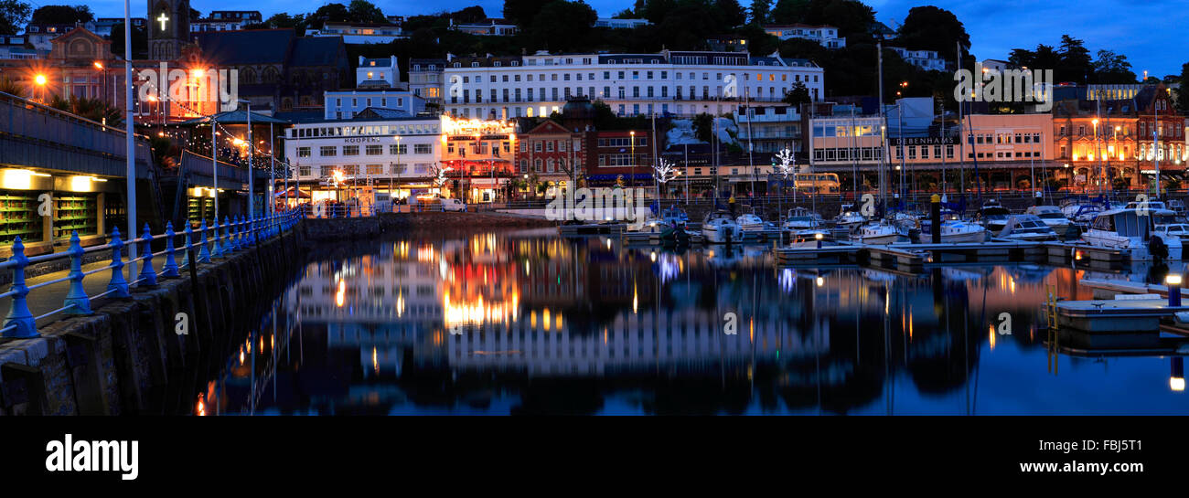 Città di Torquay Harbour di notte, Torbay, English Riviera, della contea di Devon, Inghilterra, Regno Unito Foto Stock