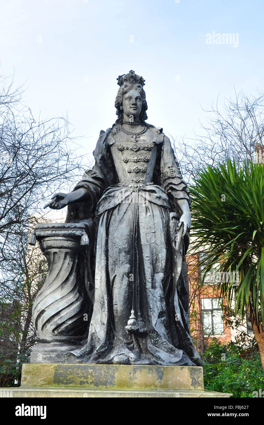 Statua, precedentemente pensato per essere Queen Anne, ora creduto per essere il Queen Charlotte, Queen Square, Bloomsbury, London, England, Regno Unito Foto Stock