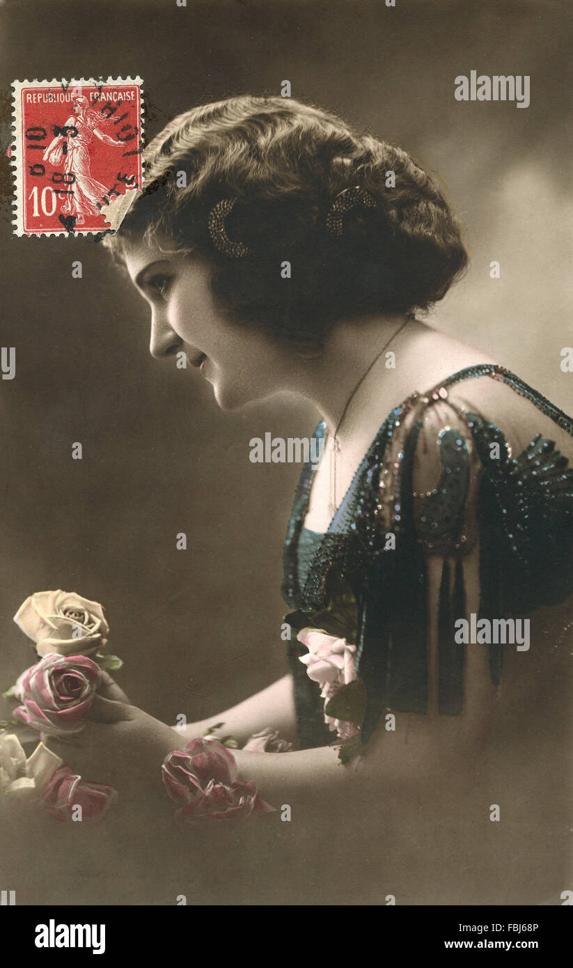 Cartolina, storico, donna, rose, ritratto, vista laterale Foto Stock