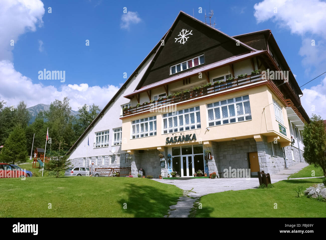 Costruzione di stile di hotel in Tatranska Lomnica, slovacco Alti Tatra. Foto Stock