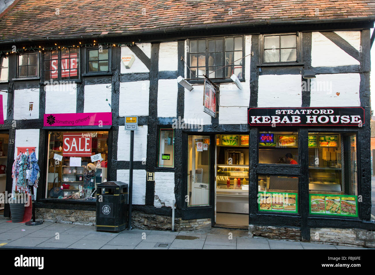 Uno storico edificio Tudor essendo utilizzato come un negozio e un kebab house, Stratford upon Avon, Warwickshire, Inghilterra, Regno Unito Foto Stock