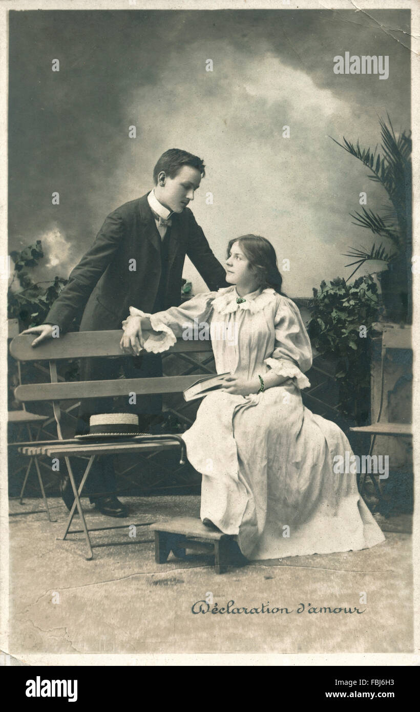 Cartolina, storico, uomo, donna, una panchina nel parco, dichiarazione di amore, Foto Stock