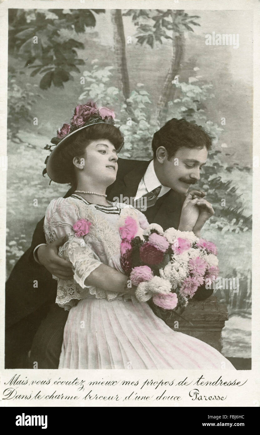 Cartolina, storico, giovane, felice, in amore, gentiluomo, fiori, bacio sulla mano Foto Stock
