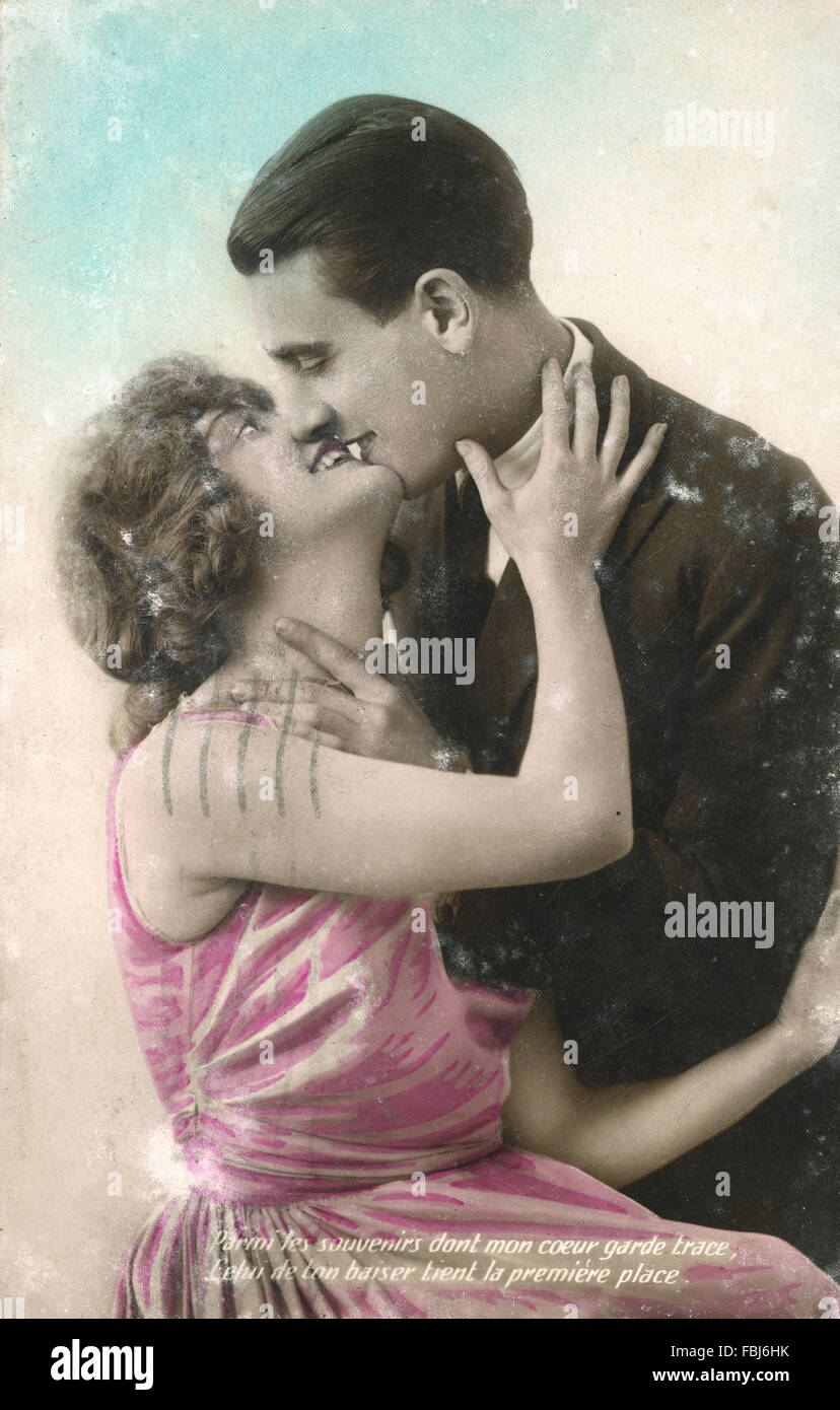 Cartolina, storico, giovane, felice, in amore, kiss Foto Stock