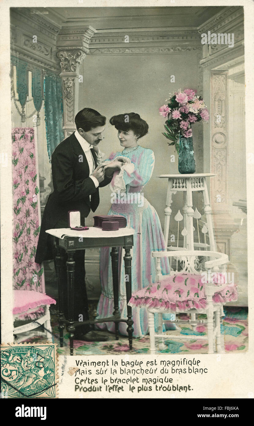 Cartolina, storico, giovane, gioielli, anello, ammirazione Foto Stock