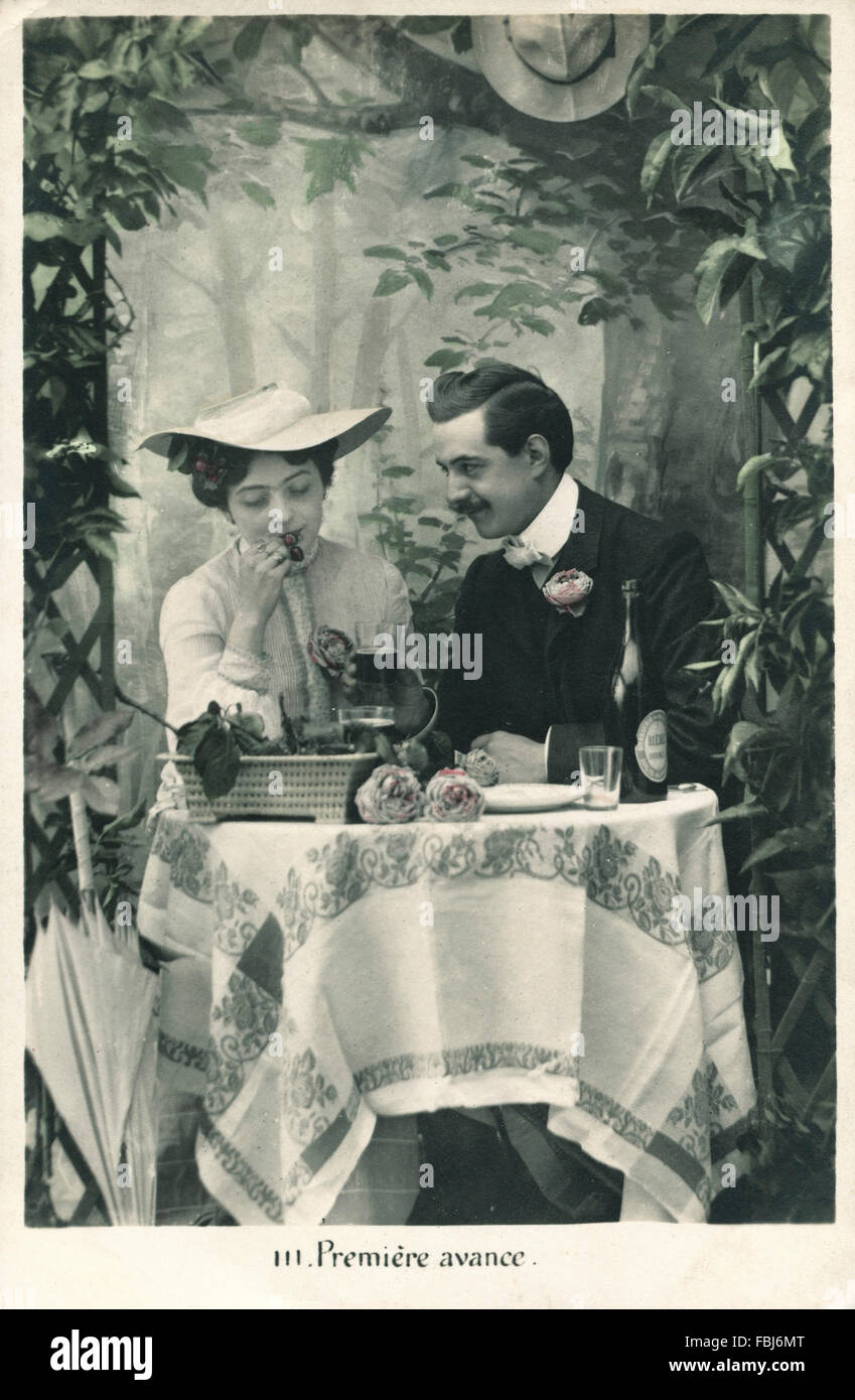 Cartolina, storico, giovane, bere vino, dell'approccio timido, cauto, Foto Stock