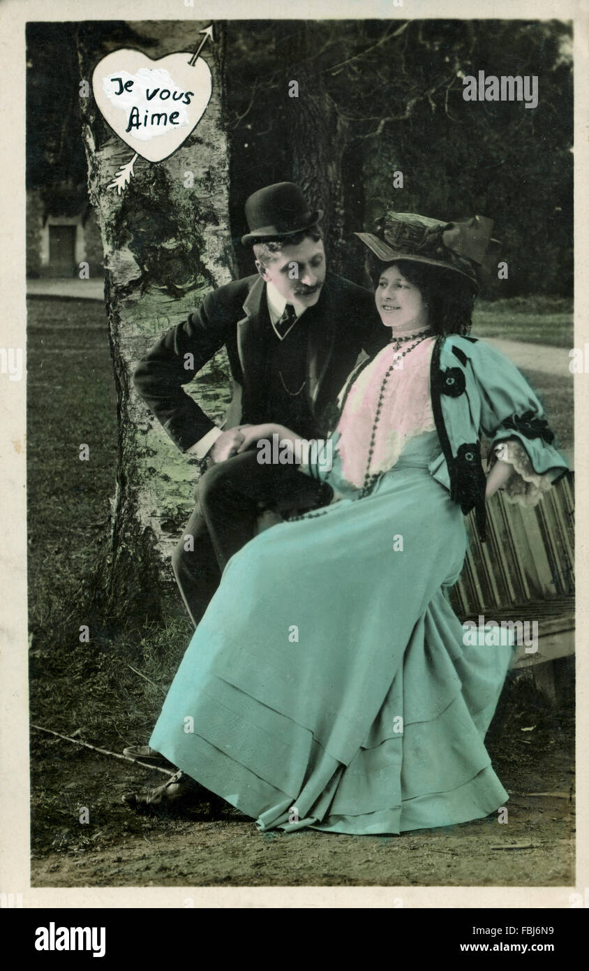 Cartolina, storico, giovane, una panchina nel parco, dichiarazione di amore, Foto Stock