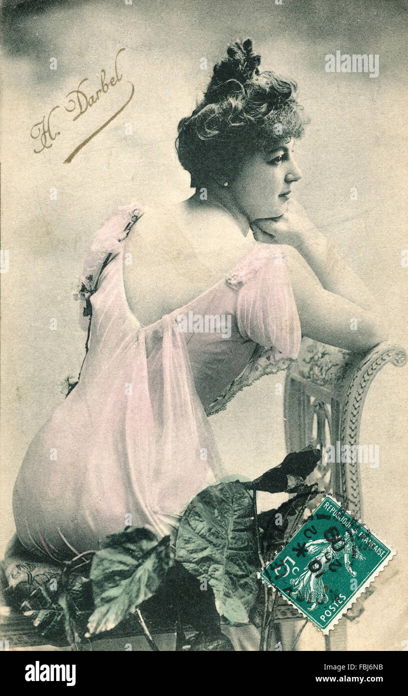 Cartolina, storico, donna seduta, vista posteriore, Foto Stock