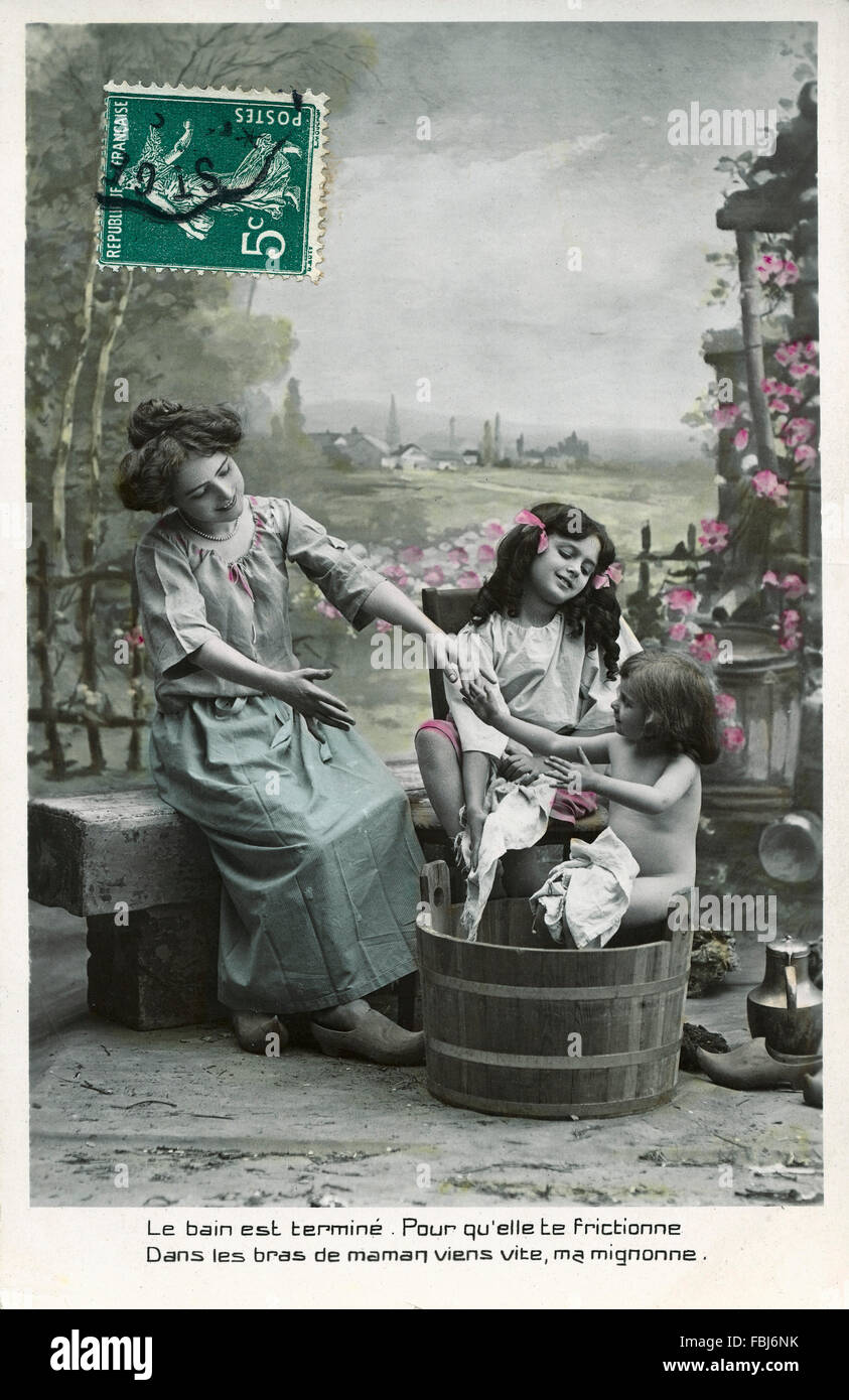 Cartolina, storico, madre, figli, vasca di lavaggio avente una vasca da bagno, Foto Stock