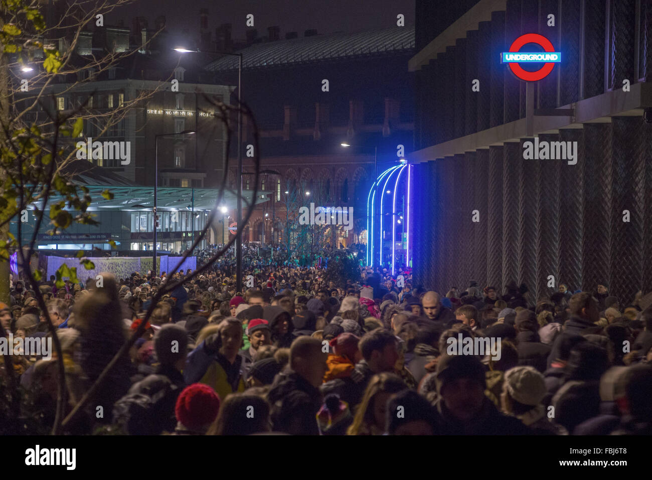 Londra, Regno Unito. 16 gennaio, 2016. Lumiere folle di migliaia stipati nelle strade di Londra Kings Cross in grado di vedere qualcosa di credito: Marcus Tylor/Alamy Live News Foto Stock