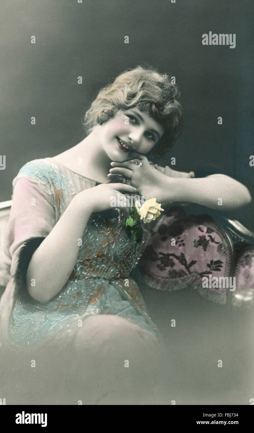 Cartolina, storico, donna, giovane, rose, sorridendo felice, in amore, Foto Stock
