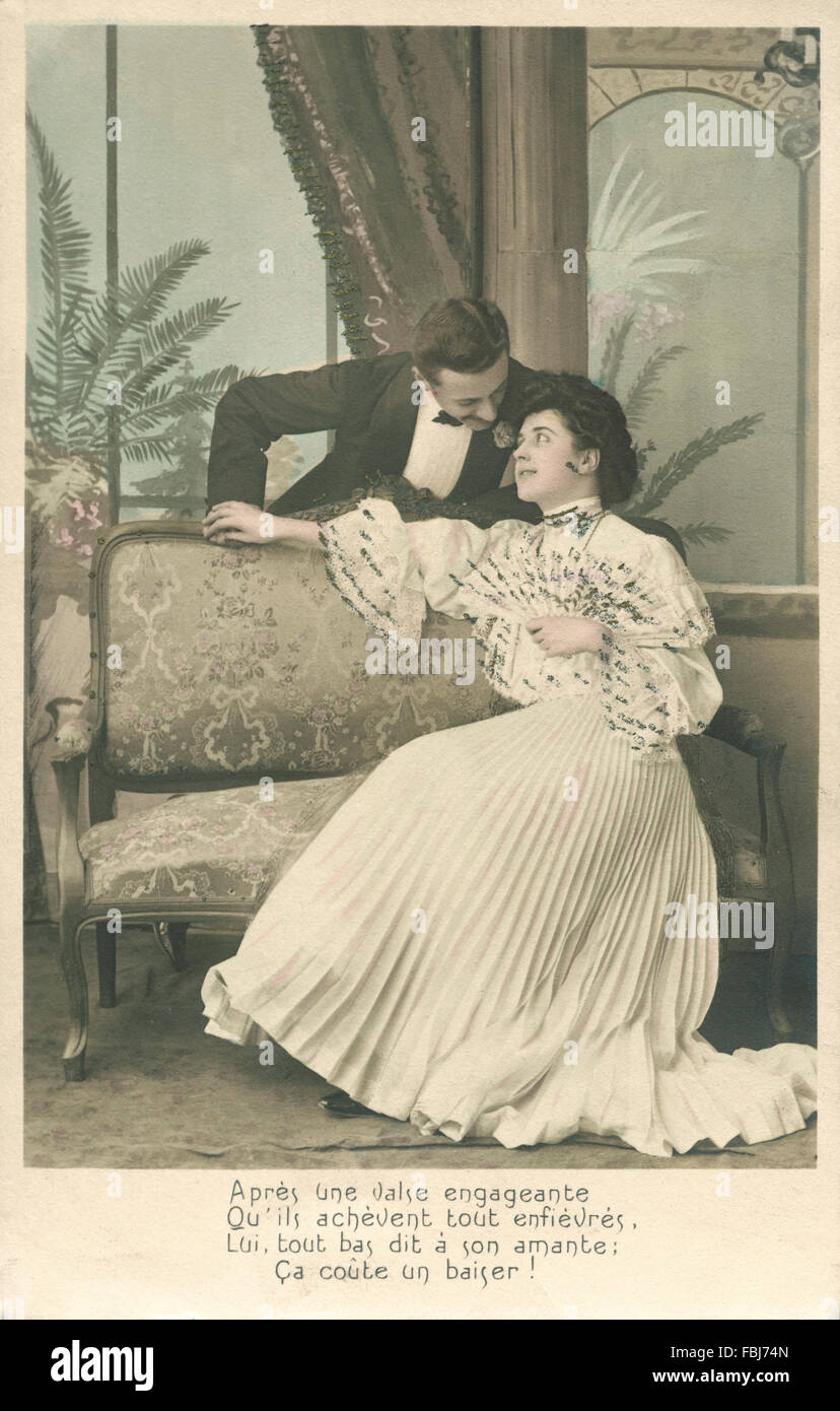 Cartolina, storico, uomo, donna, divano, corteggiare, avvicinando, kiss Foto Stock