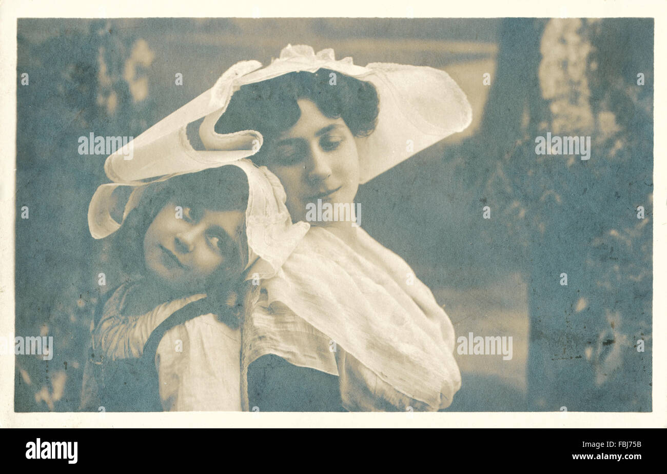 Cartolina, storico, madre e figlia di schiena, vicinanza, l affetto, ritratto, Foto Stock