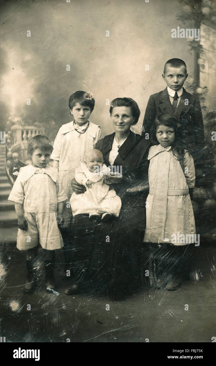 Cartolina, storico, madre, cinque bambini Foto Stock