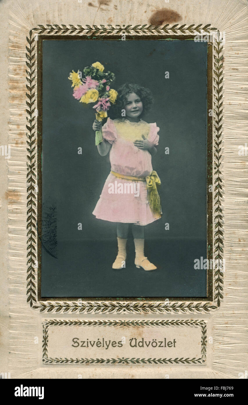 Cartolina, storico, ragazza, fiori, saluti, biglietto di auguri Foto Stock