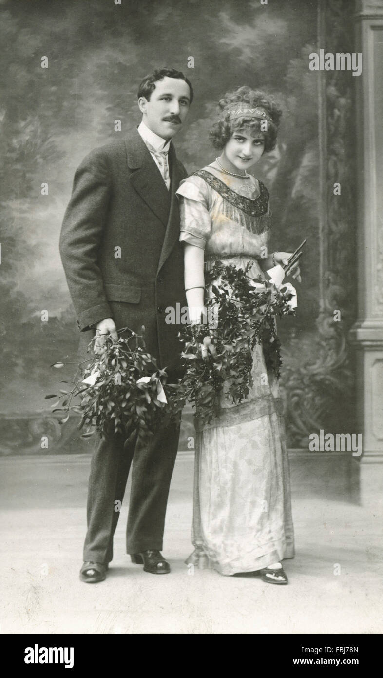 Cartolina, storico, giovane, mistletoes, agrifoglio, yule tide Foto Stock