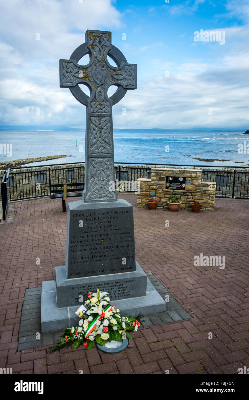 Pietra Croce celtica in un repubblicano irlandese memorial garden di Bundoran, County Donegal, Irlanda. Foto Stock