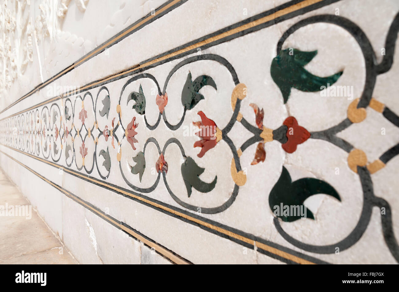 Elementi decorativi del Taj Mahal creato applicando la vernice, stucco, intarsi in pietra e intagli Foto Stock