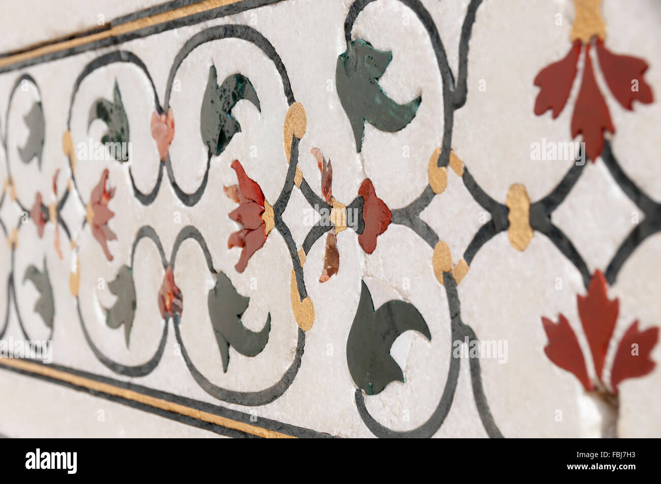 Elementi decorativi del Taj Mahal creato applicando la vernice, stucco, intarsi in pietra e intagli Foto Stock