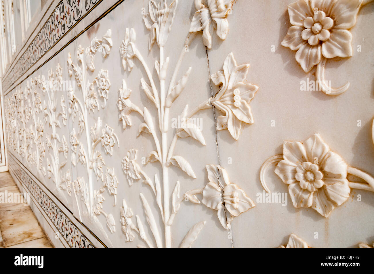 Elementi decorativi del Taj Mahal creato applicando la vernice, stucco, intarsi in pietra e intagli Foto Stock