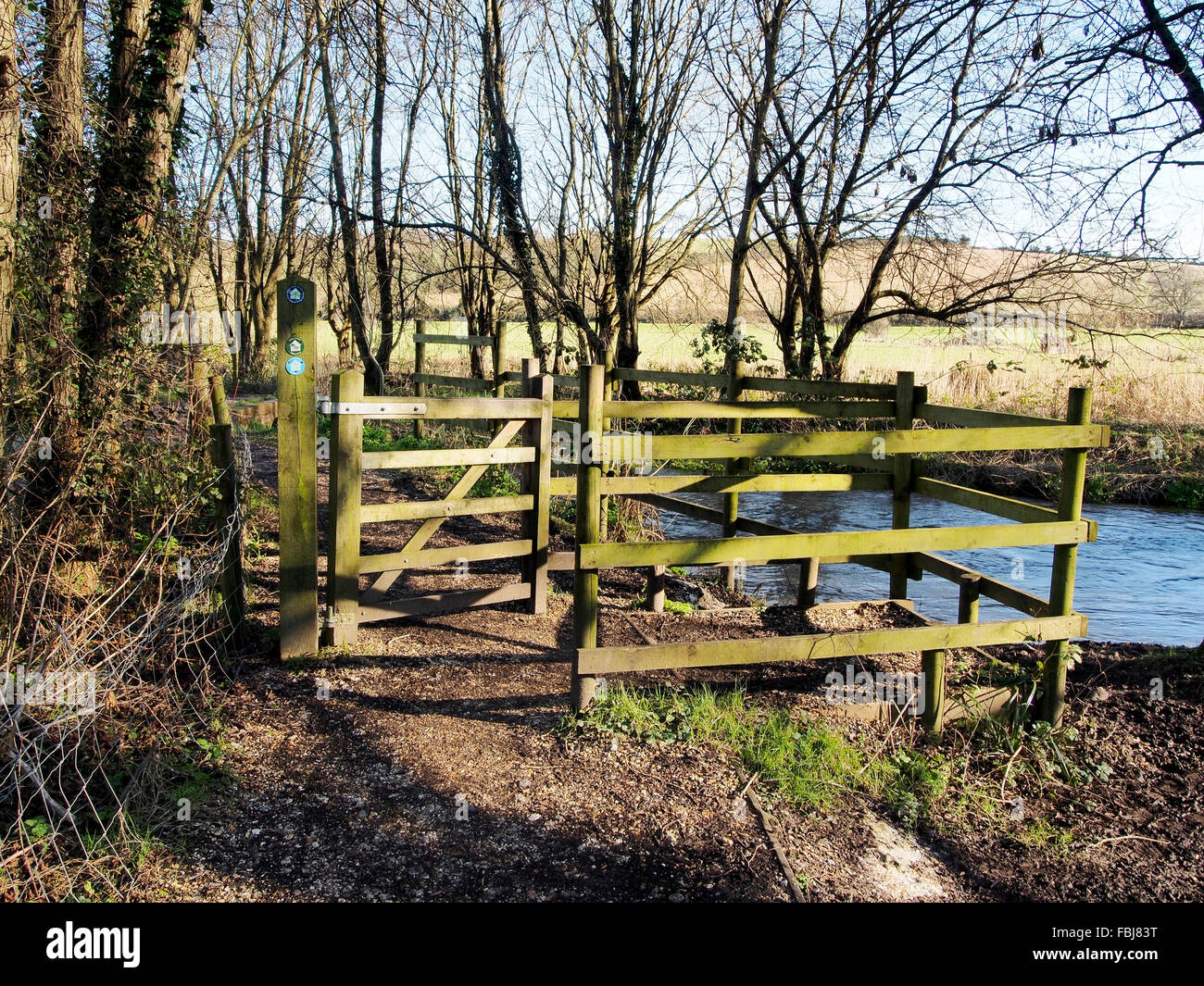 Il modo Itchen sentiero visto tra Hockley e Shawford vicino a Winchester - kissing gate con spazio per i ciclisti. Foto Stock
