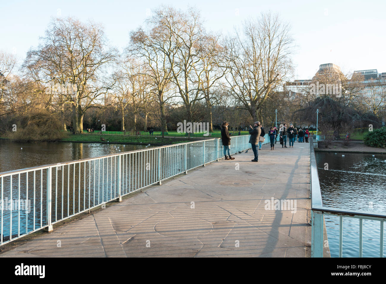 Il ponte blu in St James Park, London, England, Regno Unito Foto Stock