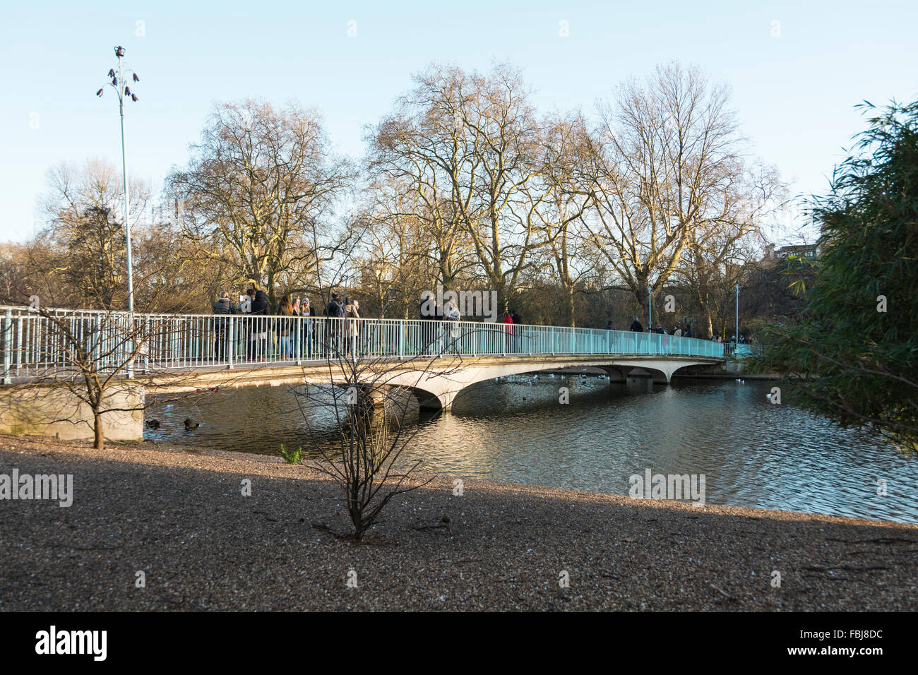 Il ponte blu in St James Park, London, England, Regno Unito Foto Stock