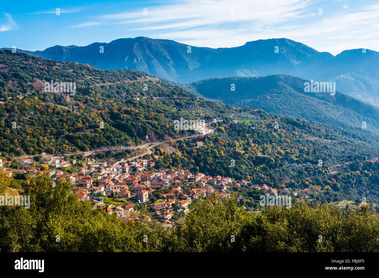 Montagna pittoresco villaggio tradizionale in Arcadia, Grecia Foto Stock