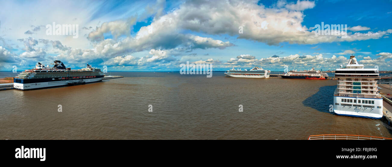 Le navi da passeggeri a San Pietroburgo, Russia Foto Stock