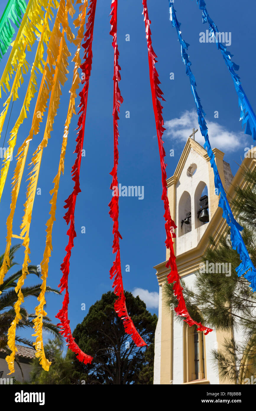 Pennant catena, piazzale della chiesa, Sant Climent, isola di Minorca isole Baleari Spagna Foto Stock