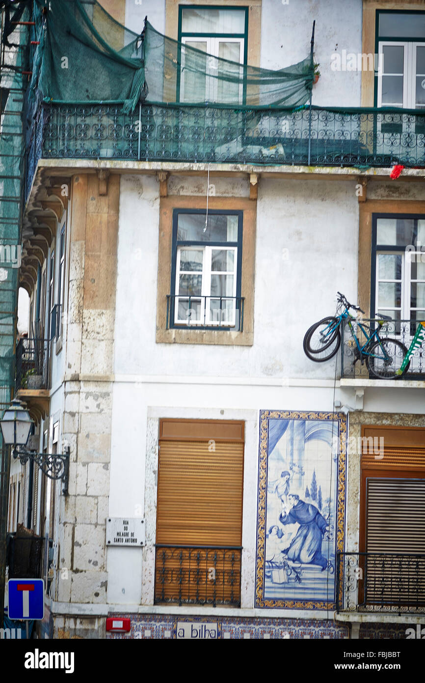 Un muro di una casa, casa angolo, 3 storie, sito in costruzione, Lisbona, Portogallo Foto Stock