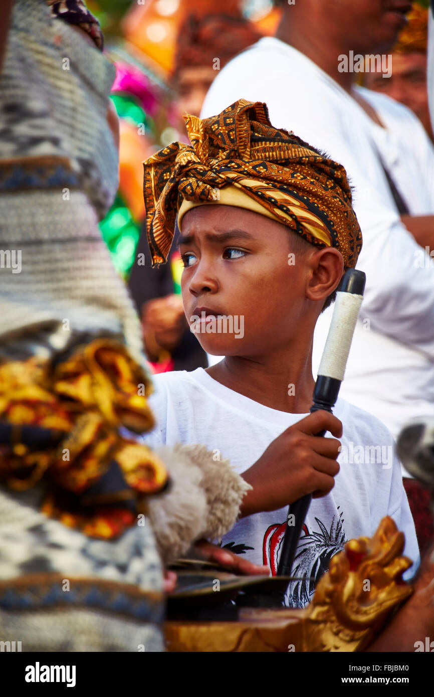 Ragazzo in costume, guardando a parte, ornati costumi, la folla di gente, nuovo anno celebrazione, tradizionale cerimonia, Nyepi, Bali, Indonesia, Asia Foto Stock