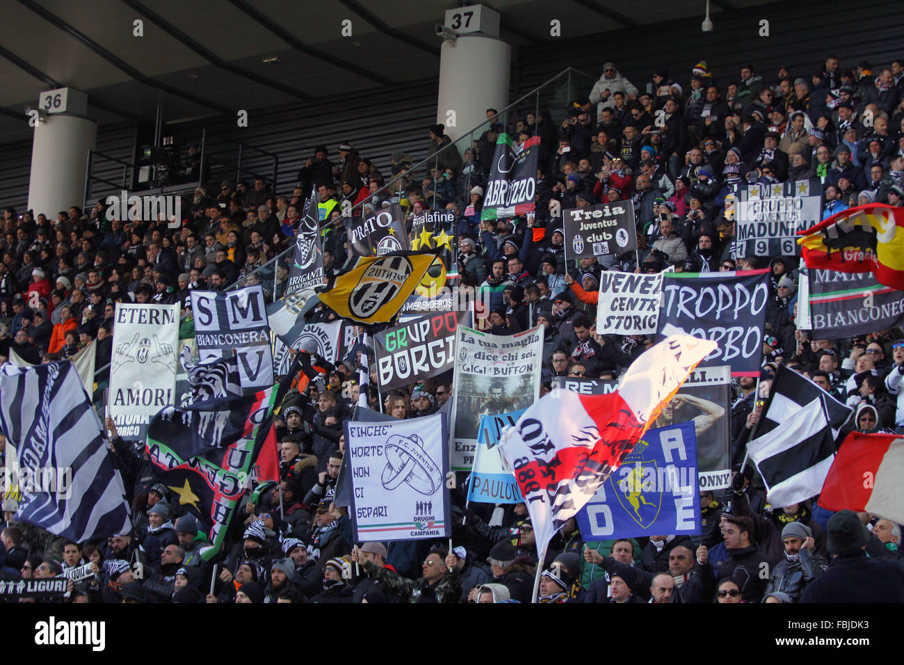 L'Italia, Udine: Juventus il fans durante il campionato italiano di una partita di calcio tra Udinese Calcio v Juventus FC presso lo Stadio Friuli il 17 gennaio, 2016 a Udine. Foto Stock