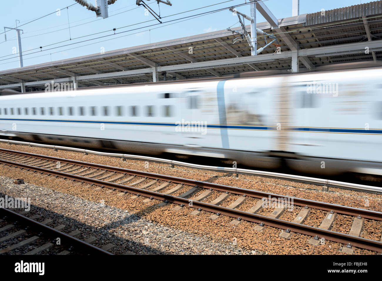 Il Bullet train in Giappone apasses attraverso la stazione Foto Stock