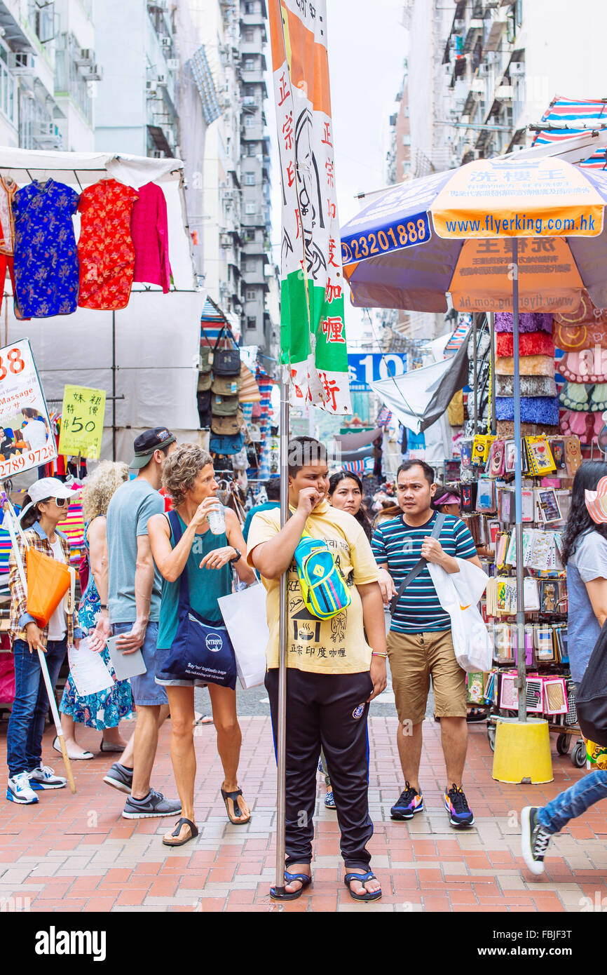 HONG KONG - Ott 3: Unidentified hawker vendere beni in Fa Yuen Street, Mongkok, Hong Kong il 3 ottobre 2015. Foto Stock