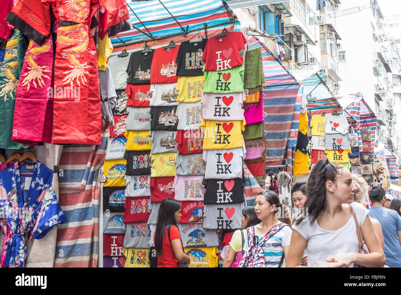 HONG KONG - Ott 3: Unidentified hawker vendere beni in Fa Yuen Street, Mongkok, Hong Kong il 3 ottobre 2015. Foto Stock